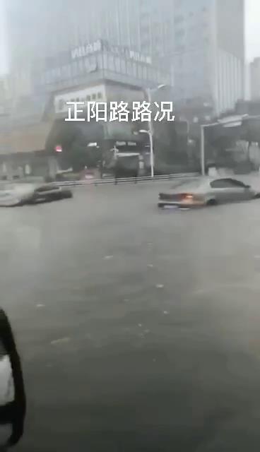 臺風(fēng)巴威造成青島城市內澇，機動(dòng)車(chē)熄火